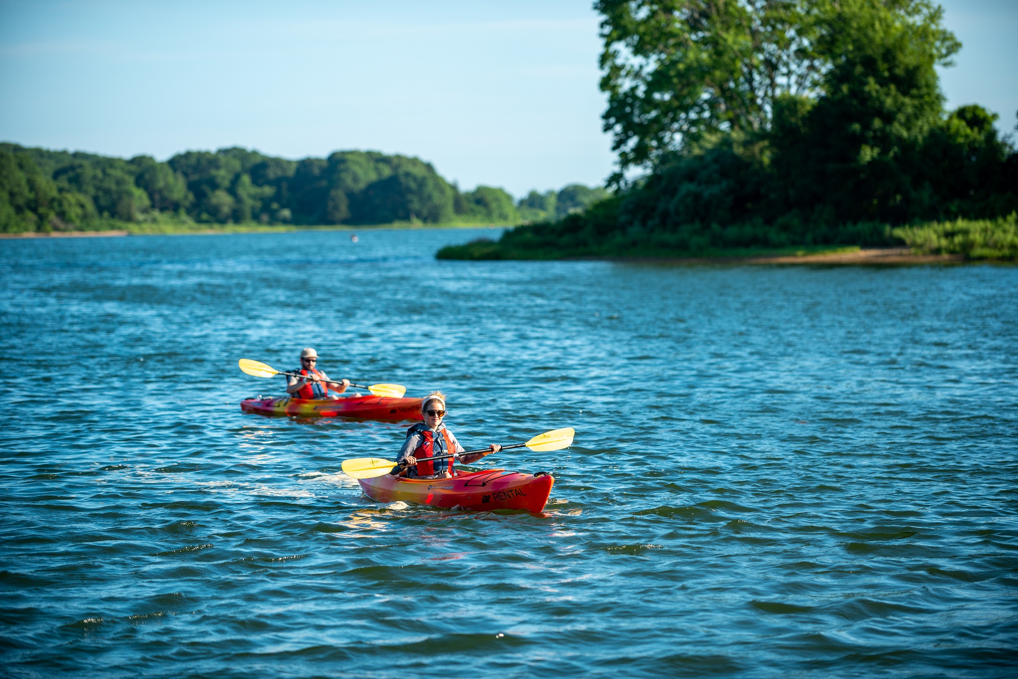 Paddling kayaks with neutrally feathered paddles 