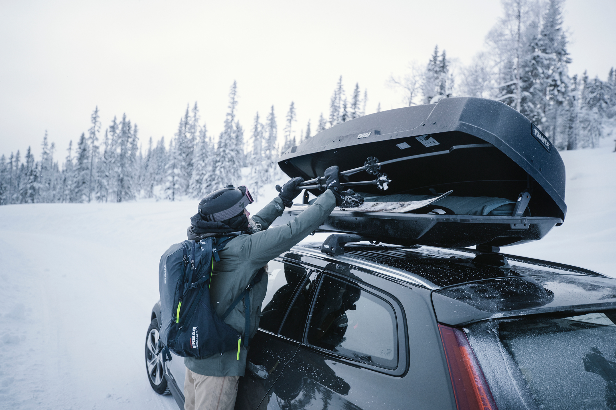Getting skis out of a roof box 